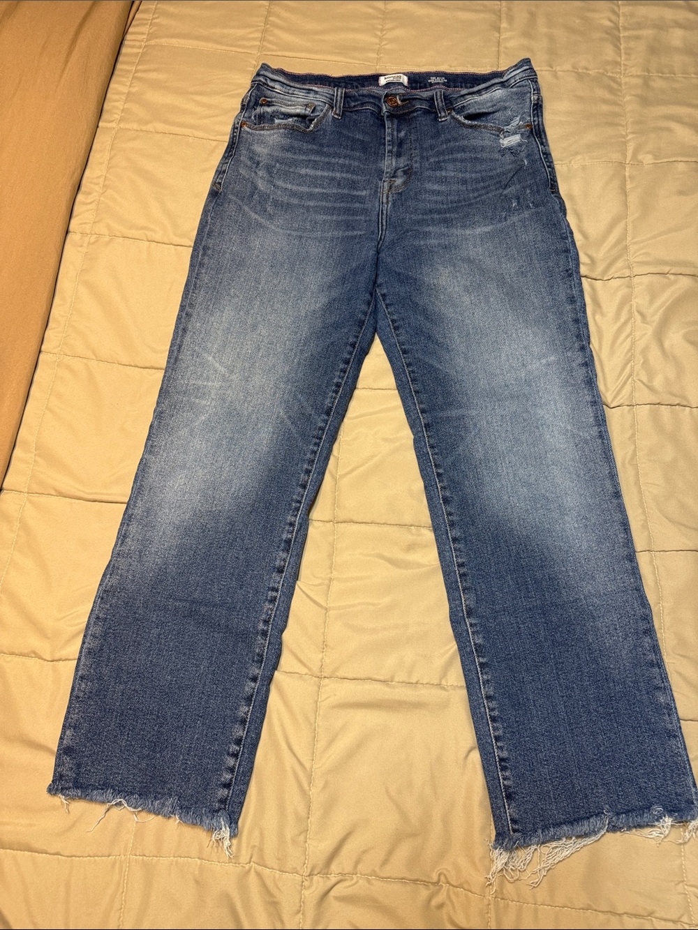 Kensie Medium Blue Straight-Leg Jeans with Frayed Hem